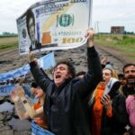 Milei se queda con más del 33% por cada litro de nafta y no hizo una sola obra vial en 2 años